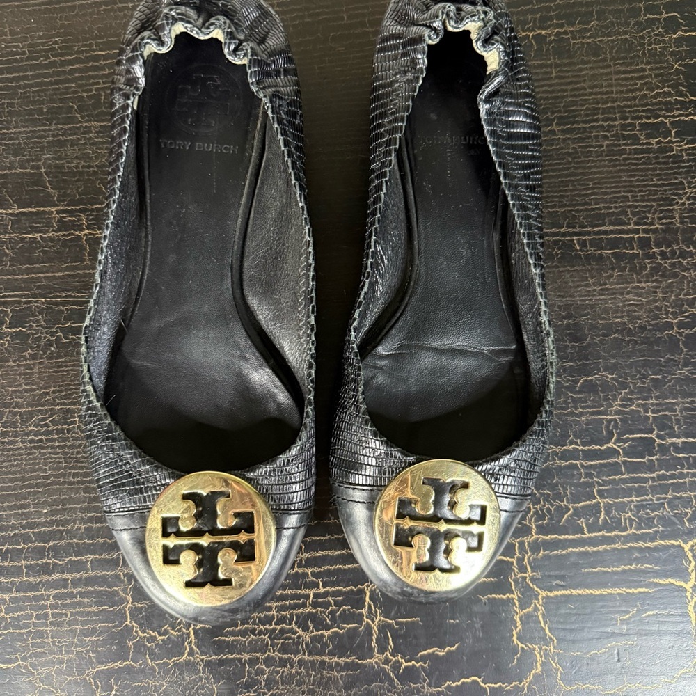 Tory Burch Textured Black Flats with Gold Emblem - Picture 5 of 12